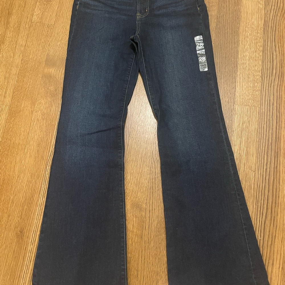 New w/tags high rise flare Gap jeans. Womens size 6/28